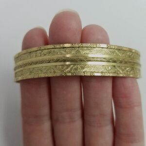 Vintage Gold Tone Bangle Bracelet, Retro Design, NIce Size, Stacking Estate